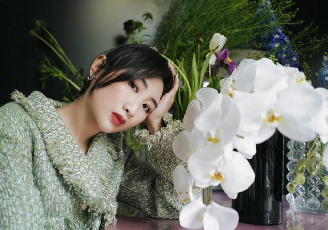 美甲 蹦床公主何雯娜晒照！白色美甲亮眼，网友直言“很美很贵妇！”