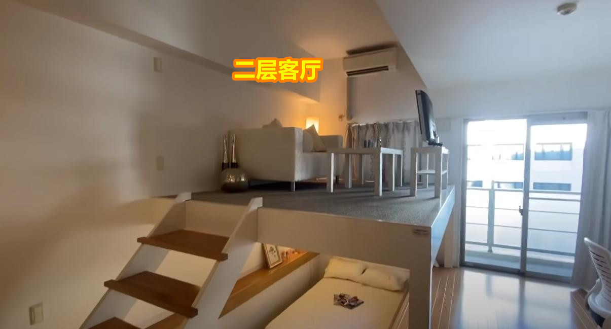 日本装修确实有一套，地面抬高60cm卧室下沉，客厅架在半空中！