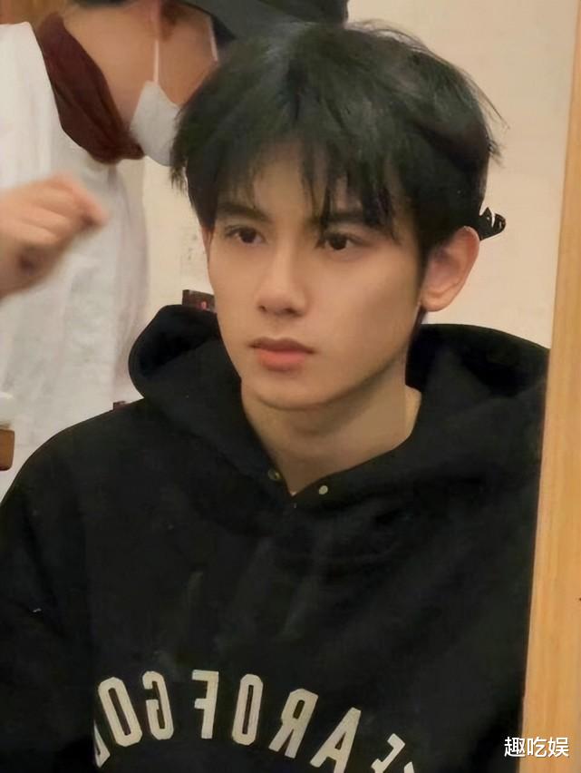 |被“毒哑”的宝藏男孩胡先煦，曾与易烊千玺同寝，成年后大变风格