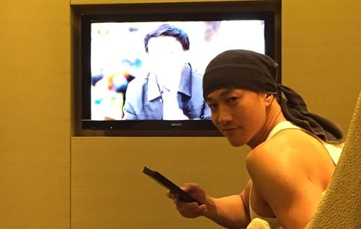 何润东晒出自己的豪宅，夫妻俩都活得好真实，衣柜里的衣服都不叠