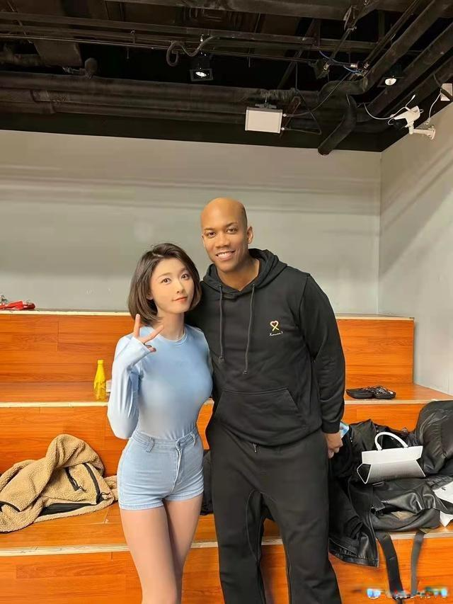 于谦|“蹭”于谦邓刚流量,再蹭球星马布里,聂小雨的成功,不只靠身材