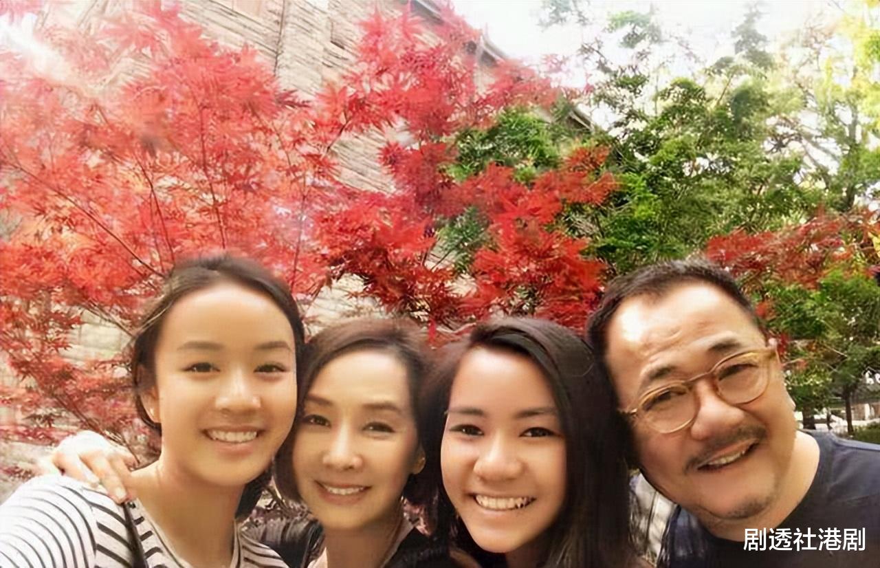 毛舜筠|知名港星晒一家四口合照！62岁素颜出镜状态佳，女儿撞脸林嘉欣