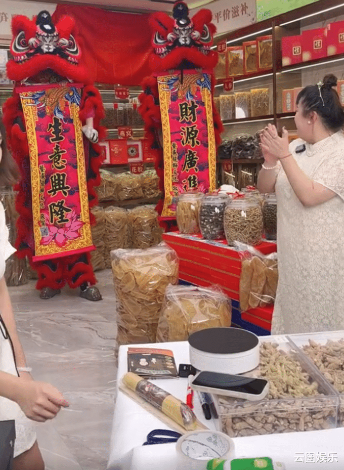 陈嘉佳|港星陈嘉佳内地开店!开业礼穿旗袍请舞狮表演,店内摆满名贵干货