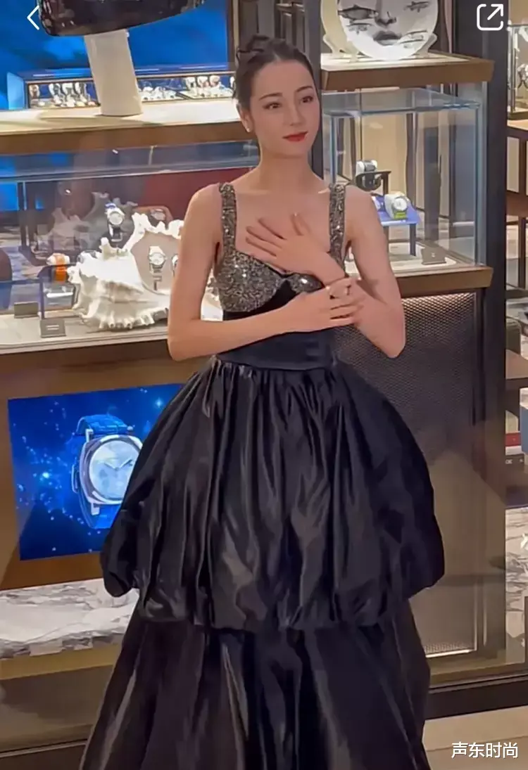 迪丽热巴|迪丽热巴参加活动被吐槽,任何场合都捂着胸口,网友评怕露就别穿