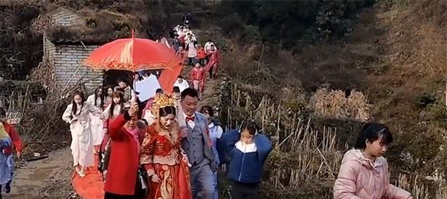 贵州大婚在泥地铺红毯被群嘲穷人讲排场,新娘:我们穷但生活不敷衍