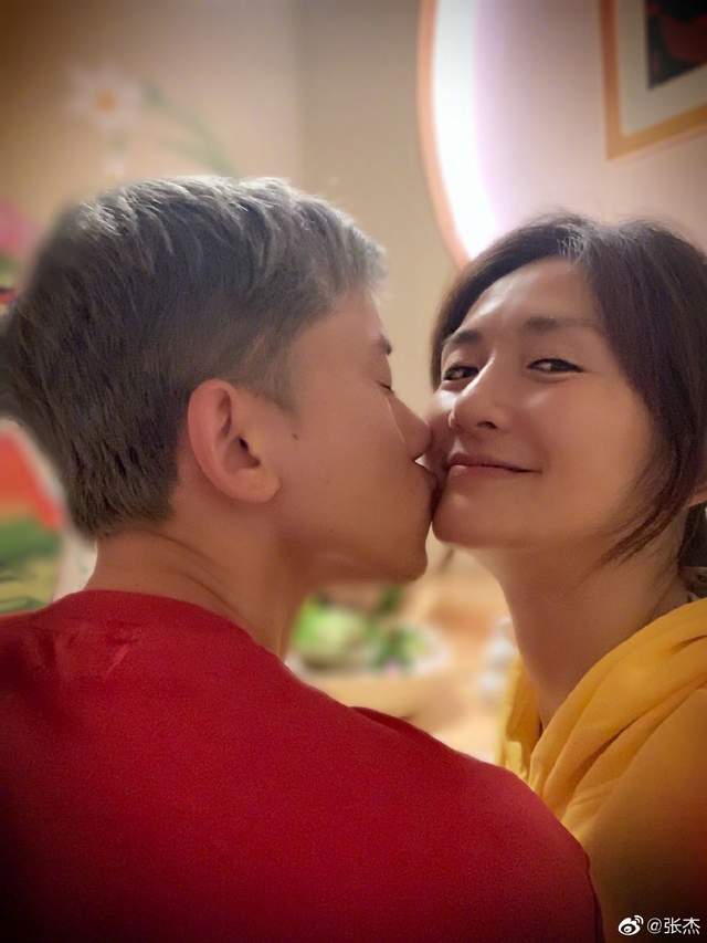 |谢娜母亲节罕见曝光三个女儿,跳跳俏俏暴风抽高,气质超像妈妈