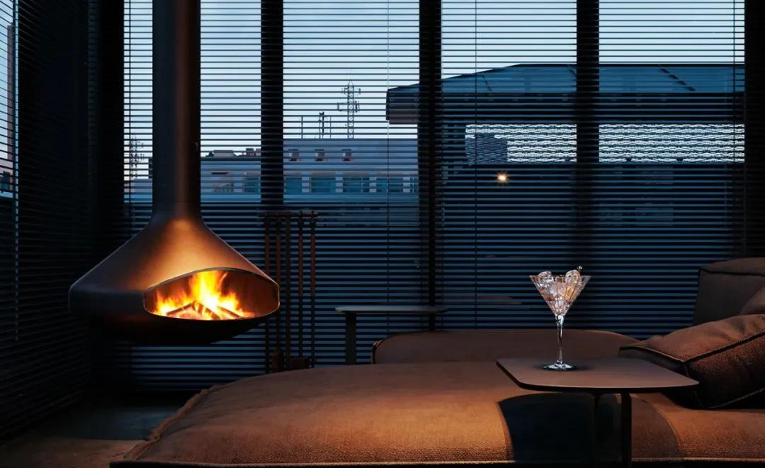 年轻人喜欢自由豁达的工业风，炫酷神秘的黑色时尚，你爱了吗？