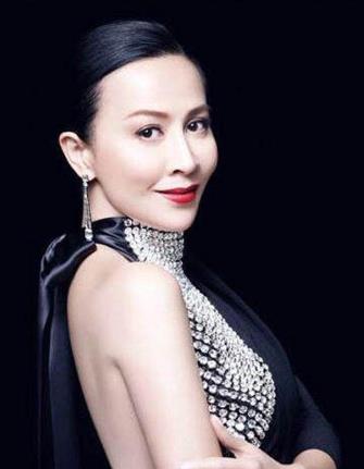 晒晒刘嘉玲现实中的家,客厅设计超大落地窗,在家就能看风景