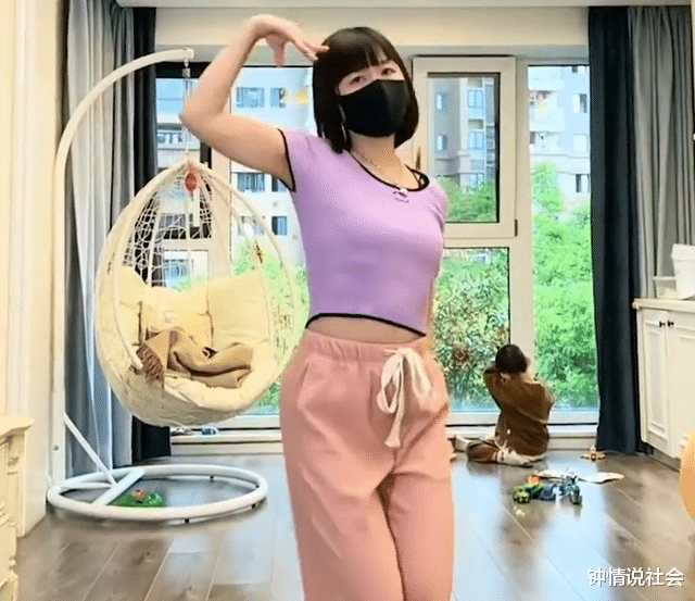 福建一老公一脸宠溺看老婆练舞,结婚12年妻子逆生长似20岁少女!
