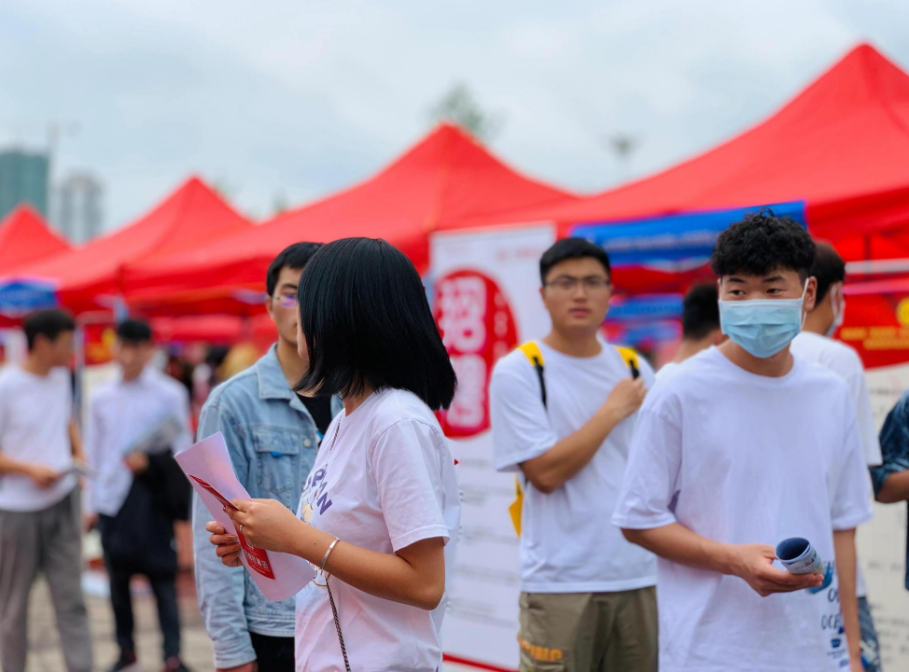 求职|满满的荣誉不如一纸文凭?专科生发文吐槽,五年青春只是一堆废纸