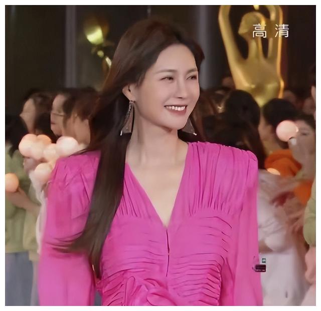 红毯生图成女星“照妖镜”：毛晓彤脸僵，朱迅狰狞，沈梦辰又变了