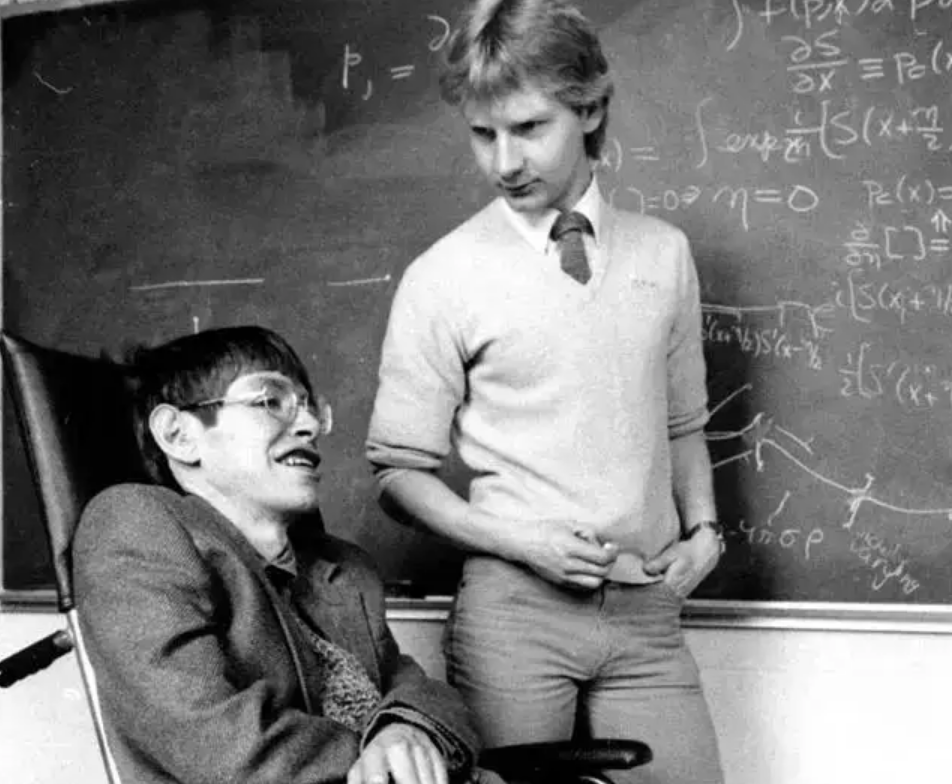 霍金的三个孩子是怎么来的?21岁开始瘫痪,终日在轮椅上度日