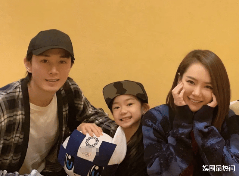 戚薇|李承铉陪戚薇医院检查，女方小腹隆起疑二胎，十指紧扣好幸福