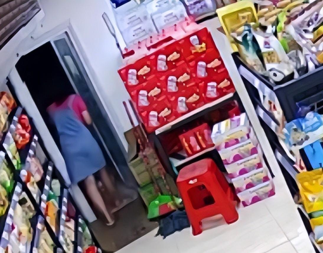 广东揭阳年轻女子偷榴莲躲厕所吃光,店家在厕所发现了榴莲盒和核