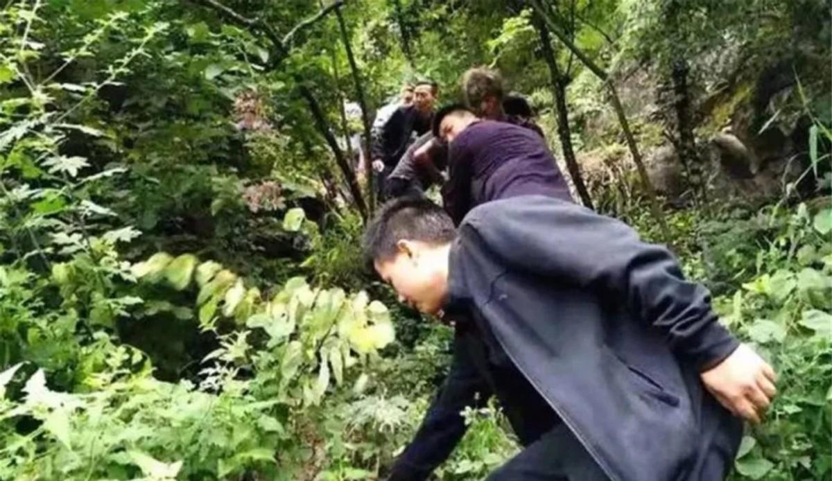 2002年,人贩子越狱藏深山17年,靠喝山沟水生存,被抓时如野人