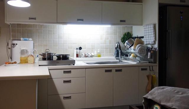 50小户坚持“不要客厅，不买沙发”，挤出个大书房，都夸有远见