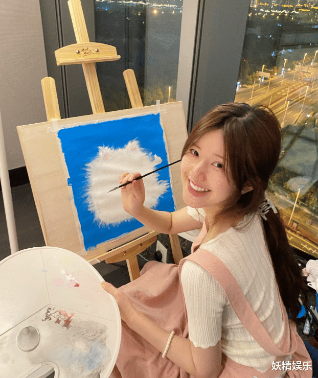 赵露思|赵露思晒照，画画好少女！素颜切菜，摆两副碗筷，做饭成功超开心