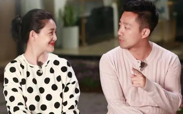 汪小菲|汪小菲母子接连病倒,张兰移到卧室直播,素颜憔悴还坚持工作