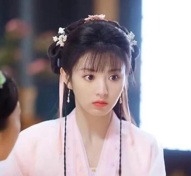 屈楚萧|好抓马的现实!卿卿日常男女主恋情曝光,田曦薇屈楚萧常去酒店?