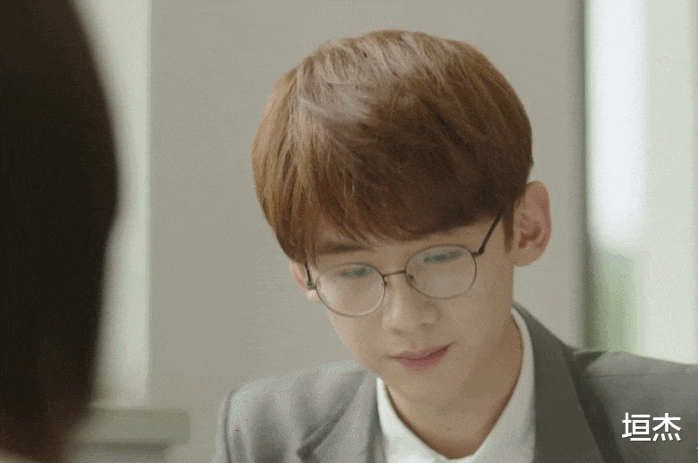 王一博|戴眼镜也好看的18位男星:肖战斯文、王一博惊艳、杨洋冷峻