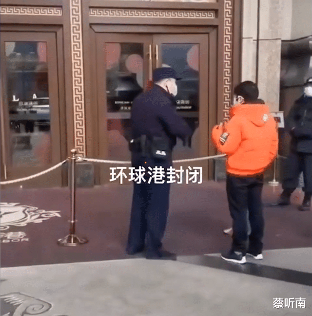 上海一商场因疫情突然被封闭,宝宝被困其中,家属忍不住崩溃大哭