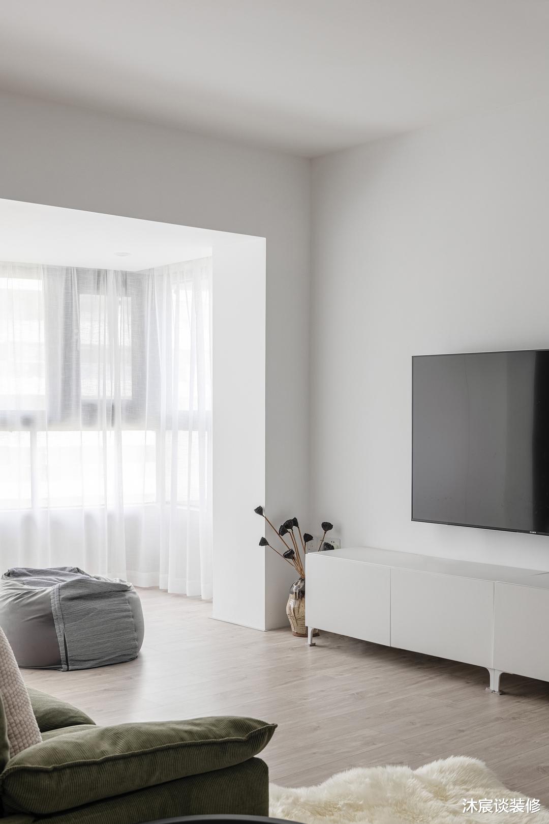 她家虽不豪华,但怎么看就是舒服,特别是大阳台,真是美好又治愈