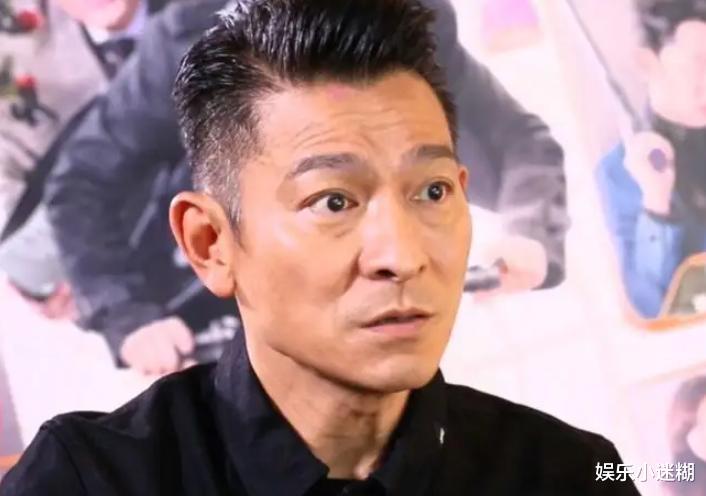 刘德华|刘德华与朱丽倩罕见同框,穿情侣装低头哈腰,56岁妻子疑似怀二胎