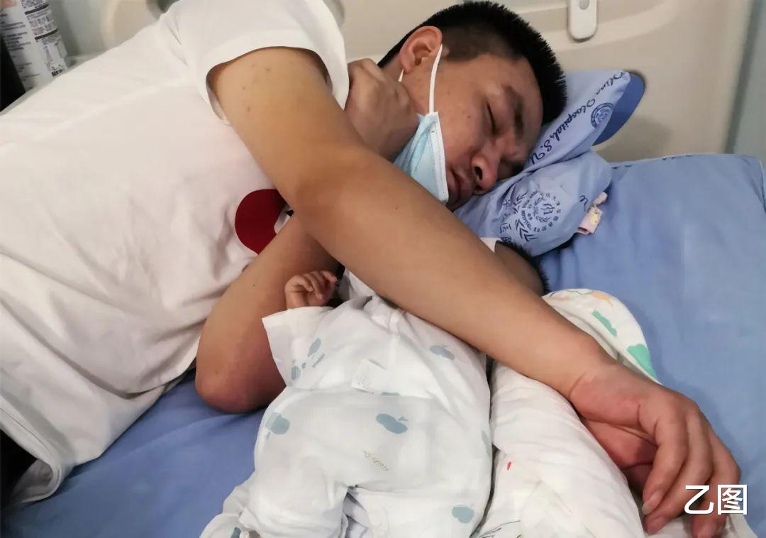 一岁女孩换肝后依然生命垂危,多个手指头碳化坏死,看着都疼