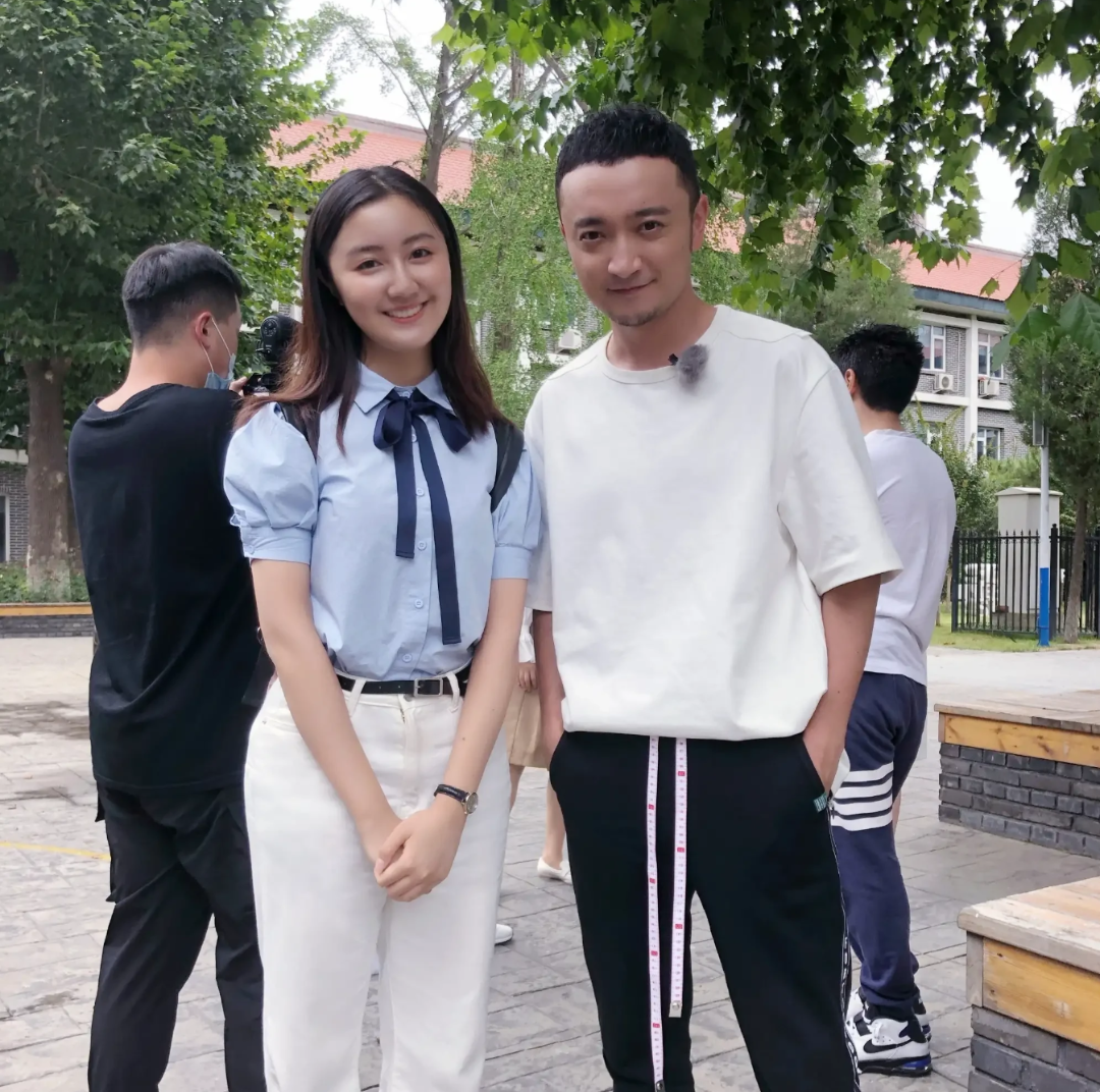 点读机|“点读机女孩”长大了，与央视主持人同框气场不输，学院风很青春