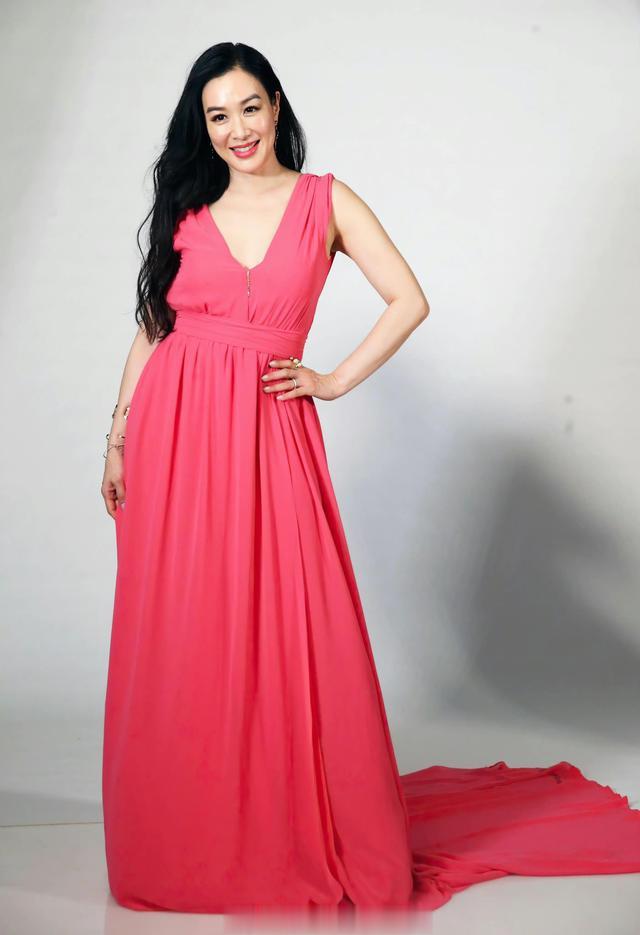 钟丽缇|52岁港星钟丽缇穿粉红裙，状态不输二十出头的少女