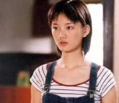 馨子|她18岁火遍大江南北，黄圣依都给她做配，今没戏可拍沦为柜姐