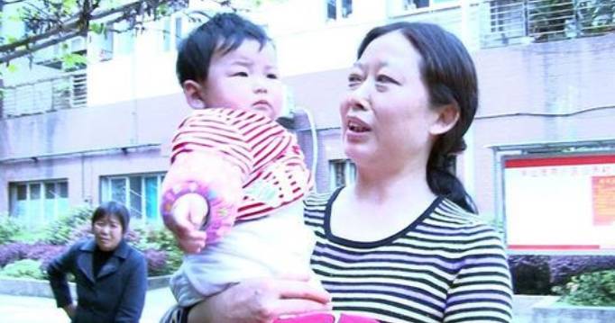 |7岁男孩旅游时遇到“另一个自己”，妈妈痛哭：儿子，妈妈接你回家