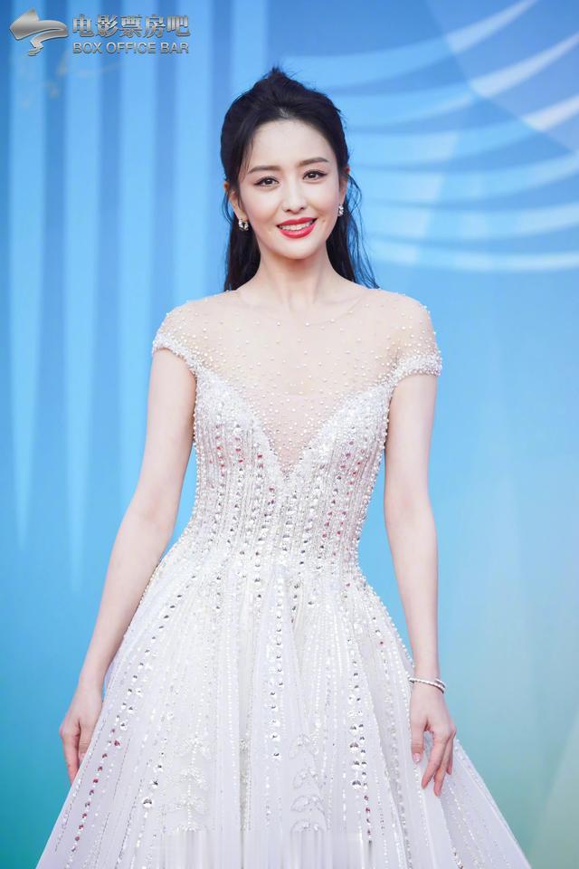 佟丽娅|佟丽娅 一袭白色深V长裙亮相第四海南岛国际电影节