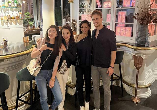 杨超越|曝林徽因曾孙女新恋情!穿深V紧身裙与名媛聚会,外籍男友太帅气