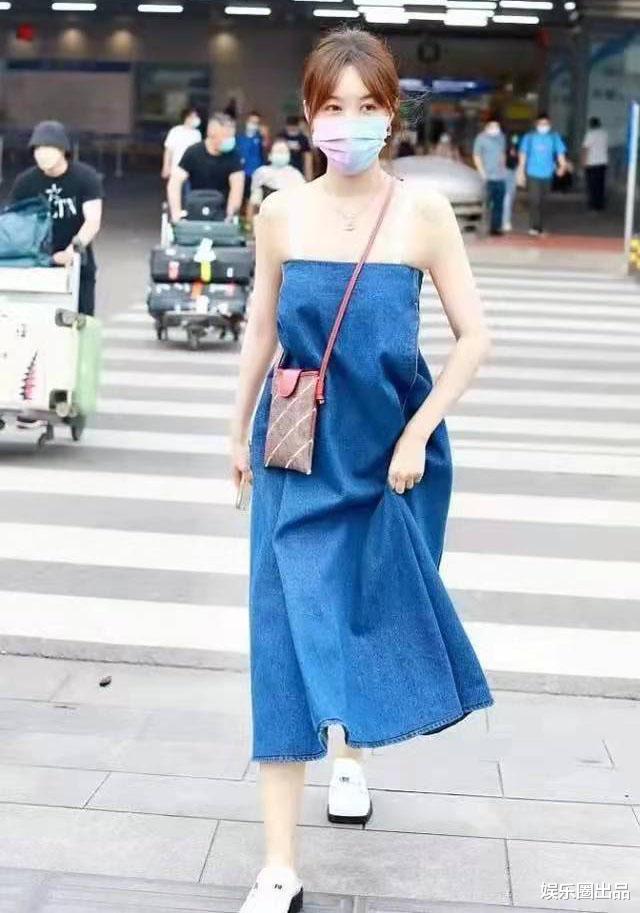 李菲儿|李菲儿穿吊带裙走机场，被指“身形臃肿”，网友：看着像孕妇