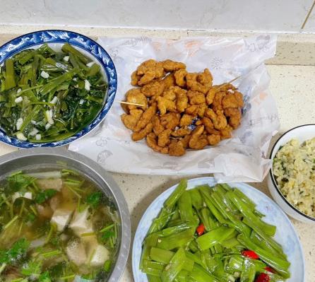 微笑|福建老公回家吃饭,看到妻子准备的饭菜,大怒:月入1W就吃这些?