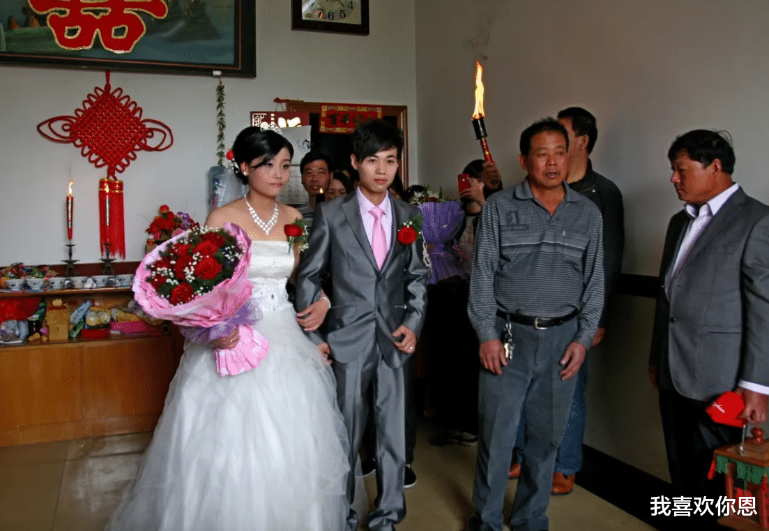 女儿婚礼,亲妈来到婚礼现场后,女儿把后妈请上台磕头致谢