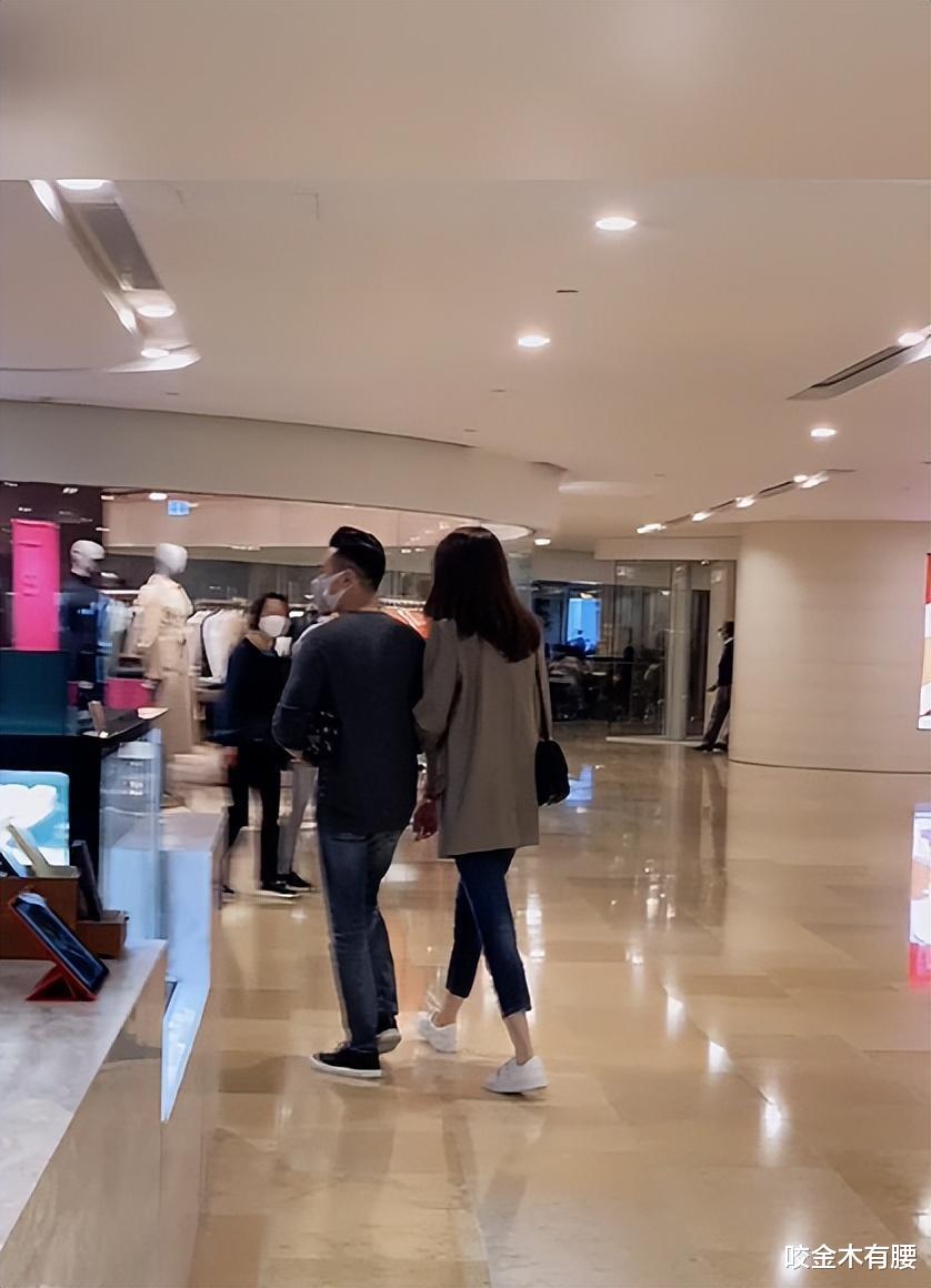 熊黛林|熊黛林与富商丈夫现身内地,挽手逛商场超甜蜜,奈何身高差惹争议