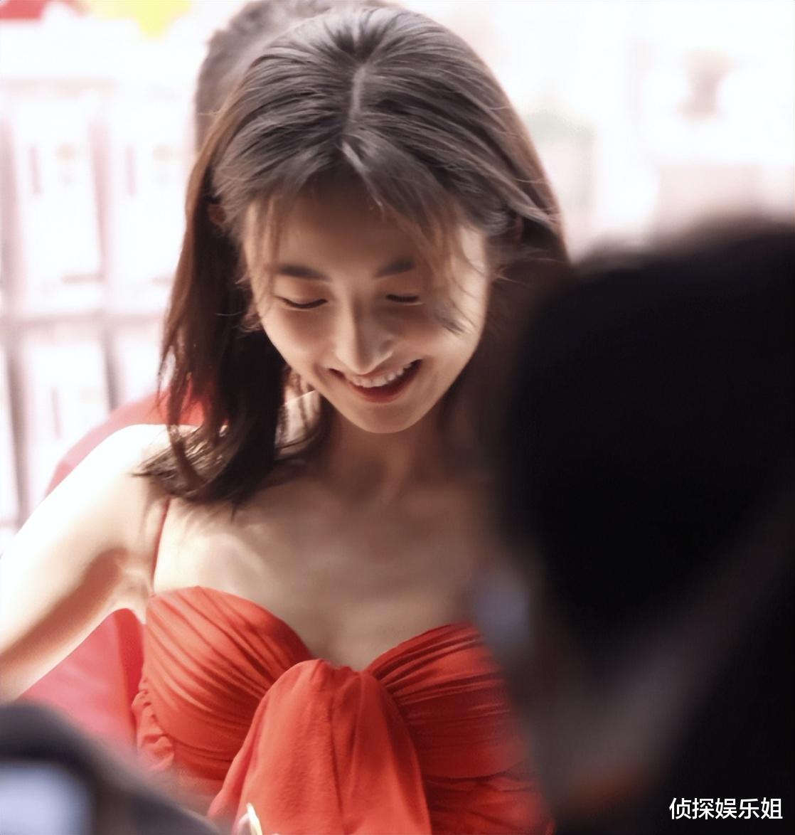 张子枫|张子枫近照瘦成纸片人，排骨胸超抢镜，网友直呼看着不健康