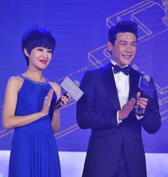 胡歌|鲍蕾浓妆也太老气了！穿克莱因蓝裙身段纤细，大妈脸似陆毅妈妈