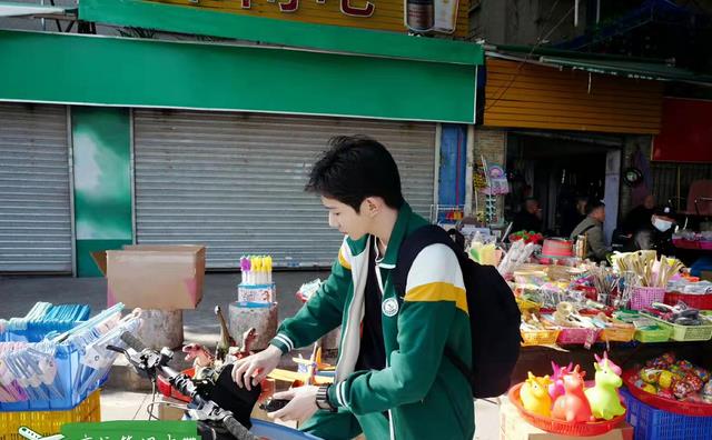 王源|《灿烂灿烂》杀青照曝光，王源特别出演高远，女主观众很熟悉！