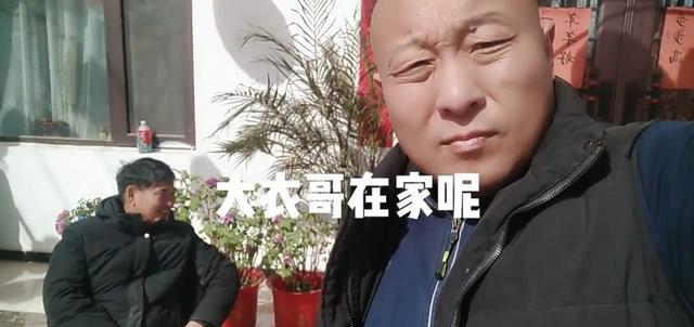 朱之文|大衣哥保镖晒视频证实大衣哥在家晒太阳，朱雪梅用大衣嫂账号直播