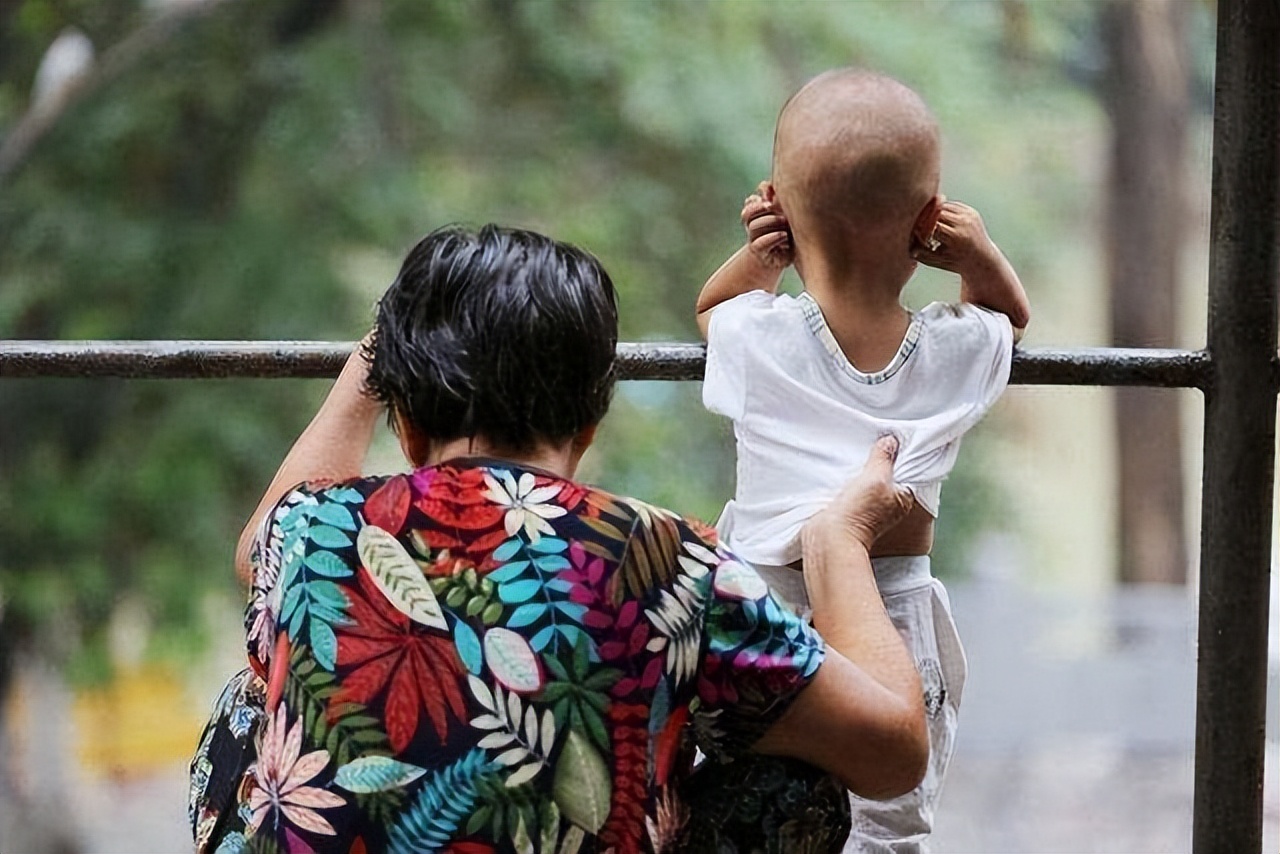 当年67岁大妈生女,老伴声称工资过万不会拖累子女,如今咋样了