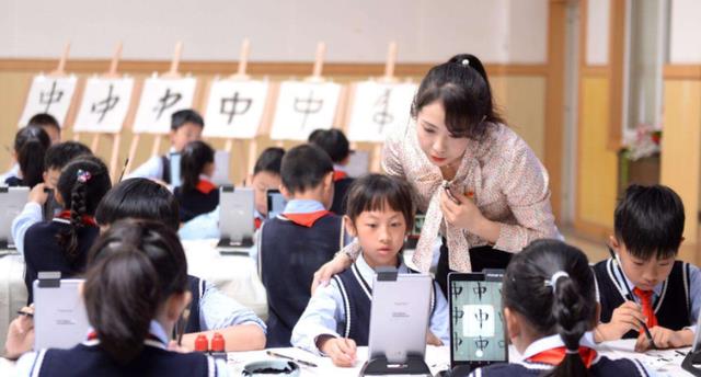 男子路遇学生边走边哭，疑遭遇同学霸凌，她竟没有坐公交车的权利