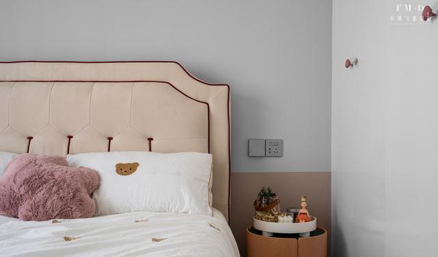 140将大横厅一拆为二，隔出间15儿童房，一儿一女都有地睡了