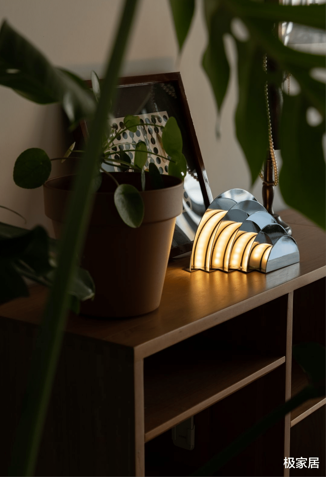 三代同堂的家，通过冷暖色调的运用，创造6个人的完美生活空间