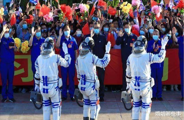 技不如人?为什么神14不效仿美国,将3000万套的航天服带回检修