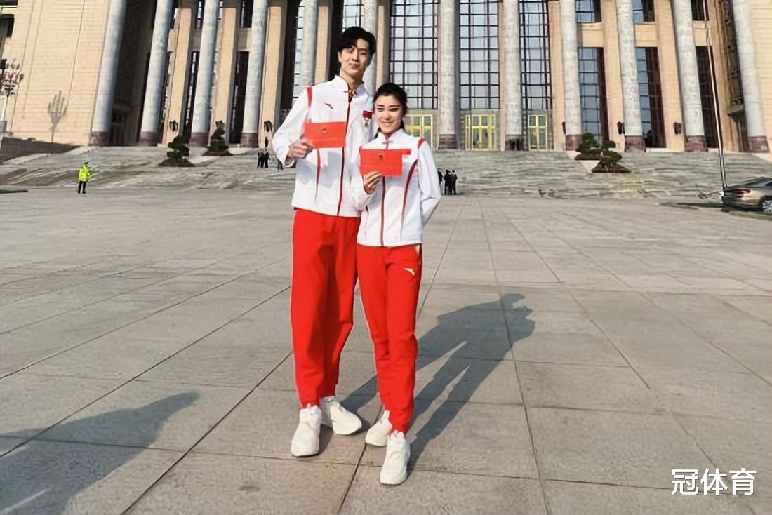 花样滑冰|中国花样滑冰大合照！朱易前排出镜，谷爱凌妈妈霸气发声