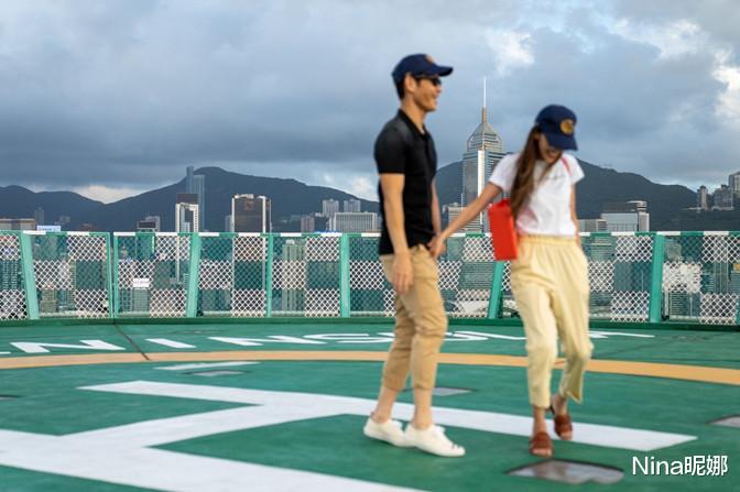 穿衣搭配|郑嘉颖夫妇为次子庆生，小22岁娇妻穿吊带撞脸娜扎，观音盘腿坐真牛