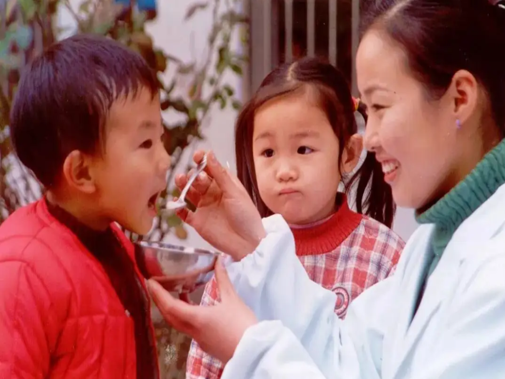 他瞒着妻子,拿亲生儿子试药,用一颗糖丸拯救了数千万中国孩子